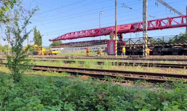 Кран УК-25/9-18 укладывает рельсовое полотно, на станции Вайноры в Братиславе