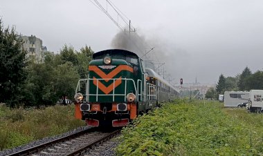 Тепловоз SM42-342 с пассажирскими вагонами