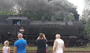 Паровоз с красной звездой на лбу