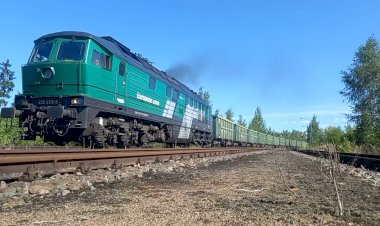 Тепловоз ТЭ109 (234 413 - 5) с полувагонами