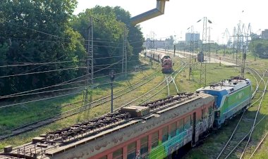 Электровоз Вектрон выполняет манёвры с электропоездом ЭР25
