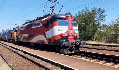 Пересылка, электровоз Шкода 242 274-8 с перегоняемым тепловозом и грузовым поездом