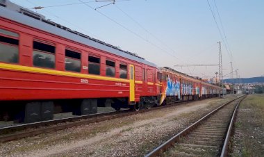 Пересылка ЭР25, электровоз вектрон перегоняет электропоезда ЭР25