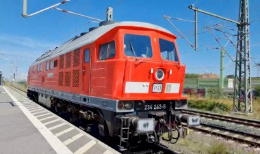 Тепловоз ТЭ109 (234 242-6) следует резервом